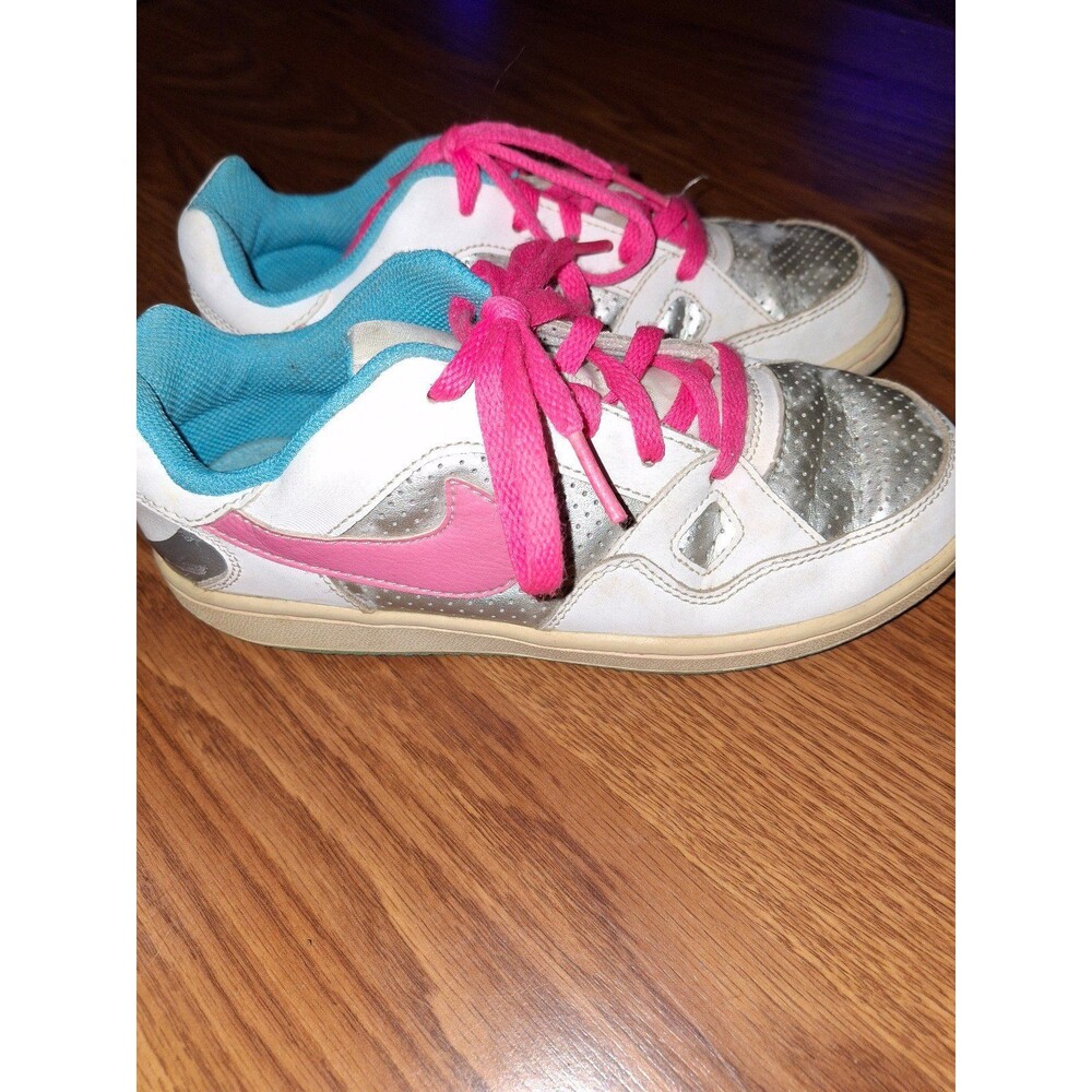 Girls nike shoes size 2 youth